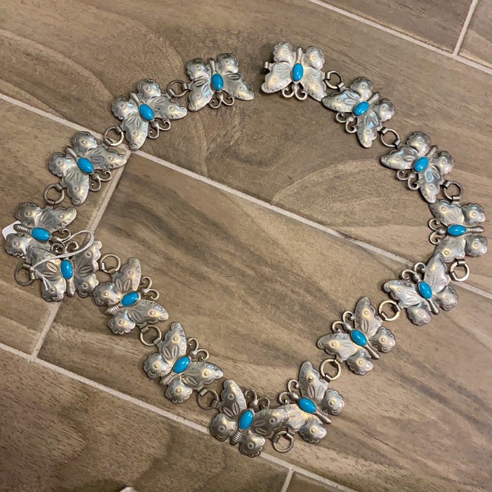 Silver tone butterfly link belt accent